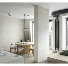 Helles Esszimmer mit Esstisch, Stühlen, Pendelleuchten und Heizkörper