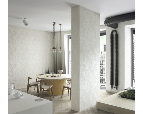 Helles Esszimmer mit Esstisch, Stühlen, Pendelleuchten und Heizkörper