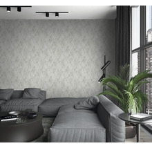 Modernes Wohnzimmer mit grauer Couch, Wandpaneelen in Hexagonform und großen Fenstern