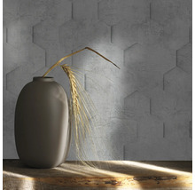 Dekorative graue Vase mit Weizenähren vor einer Wand mit sechseckigen Betonfliesen