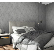 Schlafzimmer mit Bett, Nachttisch und Wandpaneelen in Hexagonform