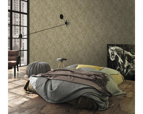 Schlafzimmer mit Bett, Wandleuchte und Wandgestaltung mit Sechseckmuster