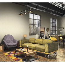 Wohnzimmer im Loftstil mit Sofa, Sessel und Couchtisch