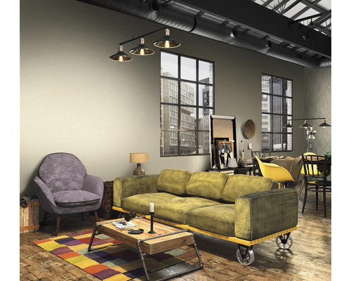 Wohnzimmer im Loftstil mit Sofa, Sessel und Couchtisch