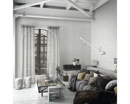 Helles Wohnzimmer mit Sofa, Tisch und Vorhängen in loftartigem Ambiente
