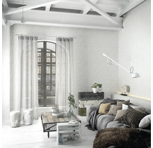 Helles Wohnzimmer mit Sofa, Couchtisch und Fensterfront