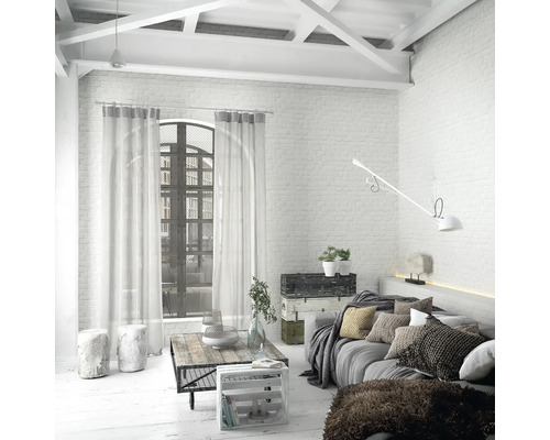 Helles Wohnzimmer mit Sofa, Couchtisch und Fensterfront