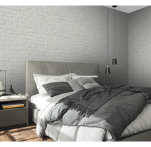 Schlafzimmer mit Bett, Nachttisch und Wandtapete im Mauerwerkdesign.