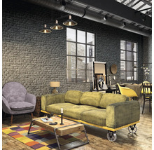 Wohnzimmer im Loftstil mit Ziegelwand, Sofa, Sessel und Teppich