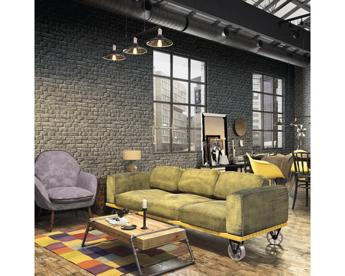 Wohnzimmer im Loftstil mit Ziegelwand, Sofa, Sessel und Teppich