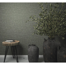 Dekoratives Interieur mit Textiltapete, Beistelltisch und Vasen