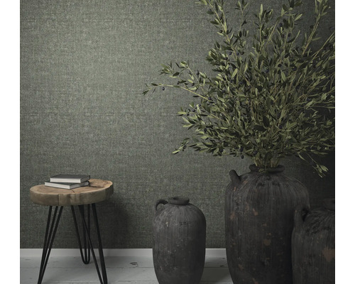 Dekoratives Interieur mit Textiltapete, Beistelltisch und Vasen