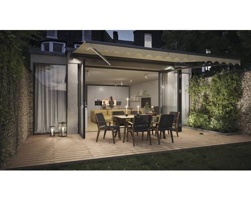 Außenbereich mit Markise, Gartentisch und Stühlen auf einer Holzterrasse