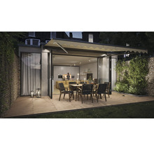 Terrasse mit Markise, Tisch und Stühlen im Außenbereich