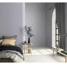 Schlafzimmer mit Bett, Beistelltischen, Dekoration und Fenster mit Vorhang für eine helle und freundliche Atmosphäre.