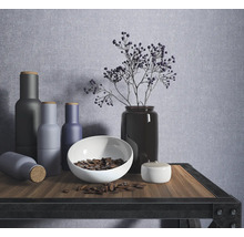 Stillleben mit Vasen, Schale und Dekorationsgegenständen auf einem Regal