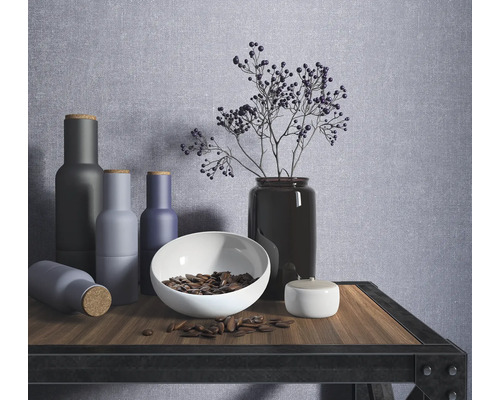 Stillleben mit Vasen, Schale und Dekorationsgegenständen auf einem Regal