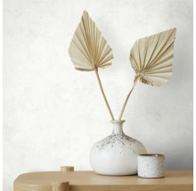 Dekorative Szene mit Fächerpalmen in einer Vase auf einem Tisch