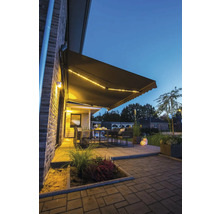 Terrasse mit Markise und Beleuchtung am Abend
