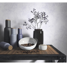 Dekorative Anordnung mit Flaschen, Schale und Vase auf einem Regal