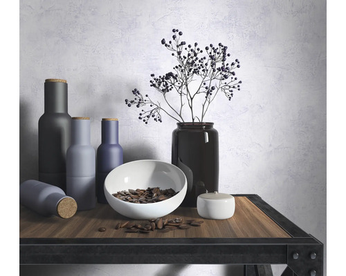 Dekorative Anordnung mit Flaschen, Schale und Vase auf einem Regal