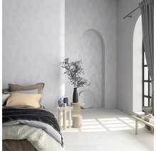 Schlafzimmer mit Bett, Beistelltischen, Dekorationen und Vorhängen in einem hellen Raum