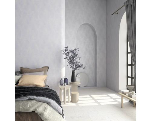 Schlafzimmer mit Bett, Beistelltischen, Dekorationen und Vorhängen in einem hellen Raum