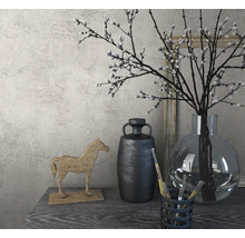 Dekoratives Arrangement mit Holzpferd, Vase und Zweigen