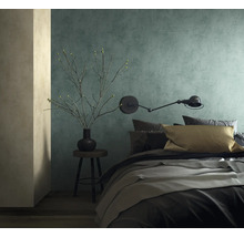 Schlafzimmer mit Bett, Lampe und Dekoration