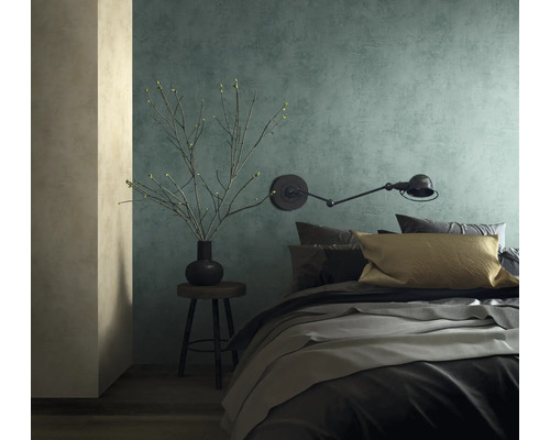 Schlafzimmer mit Bett, Lampe und Dekoration