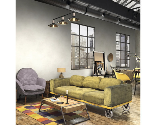 Wohnzimmer im Loftstil mit Sofa, Sessel und Couchtisch