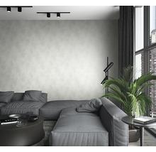 Wohnzimmer mit grauer Couch, Stehlampe, Zimmerpflanze und Deckenleuchte