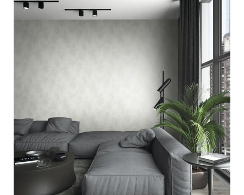 Wohnzimmer mit grauer Couch, Stehlampe, Zimmerpflanze und Deckenleuchte