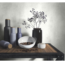 Dekorative Anordnung mit Vasen, Schale und Beeren auf einem Tisch