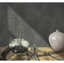 Dekorative Szene mit Glasvase, Zweigen und Keramikvase auf Holztisch