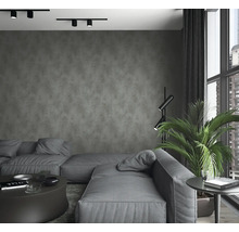 Modernes Wohnzimmer mit grauer Couch, Stehlampe und Zimmerpflanze