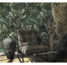 Dekoratives Interieur mit Sessel, Vasen und botanischer Backsteintapete