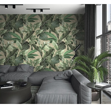 Wohnzimmer mit grauer Couch und Wandtapete mit tropischem Blättermotiv