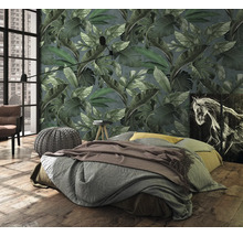 Schlafzimmer mit gemusterter Tapete, Bett und Dekoration