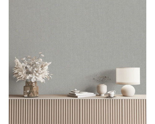 Dekoratives Interieur mit grauer Textiltapete als Wandgestaltung.