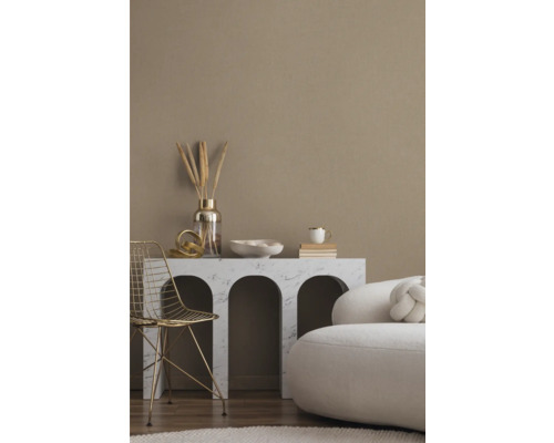 Helles Wohnzimmer mit einem Marmortisch, einem goldenen Stuhl, einer Couch und Dekorationsgegenständen