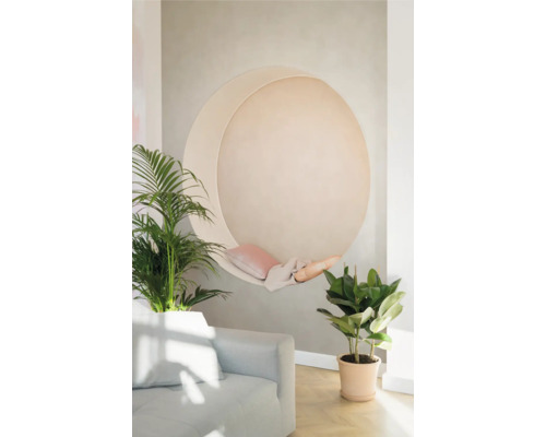 Wohnzimmer mit mondförmiger Hängematte, Kissen, Decke, Sofa und Topfpflanzen.