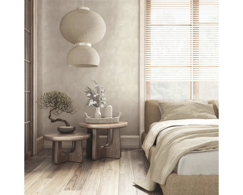 Schlafzimmer mit Bett, Nachttischen, Dekoration, Fenster mit Jalousien und Papierlampen