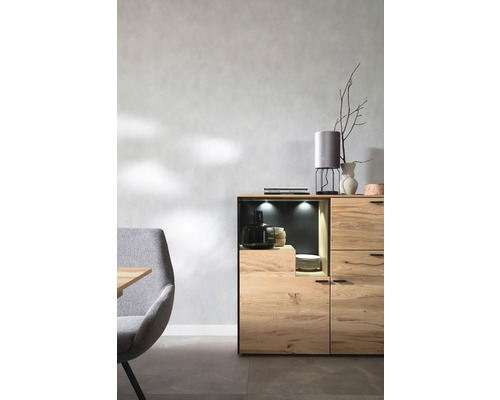 Helles Wohnzimmer mit Holzschrank, Tischlampe und Stuhl