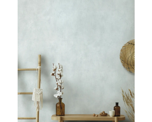 Helles Interieur mit Holzleiter, Dekorationen und Strohhut