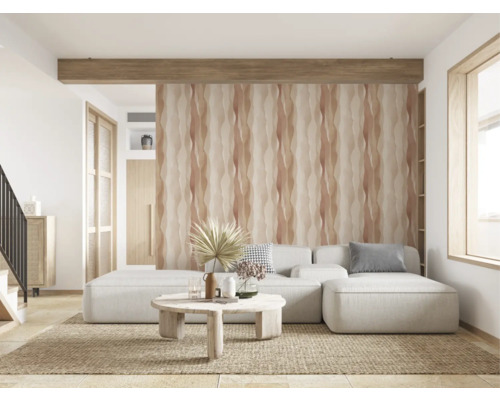 Wohnzimmer mit Sofa, Tisch und dekorativer Wandgestaltung