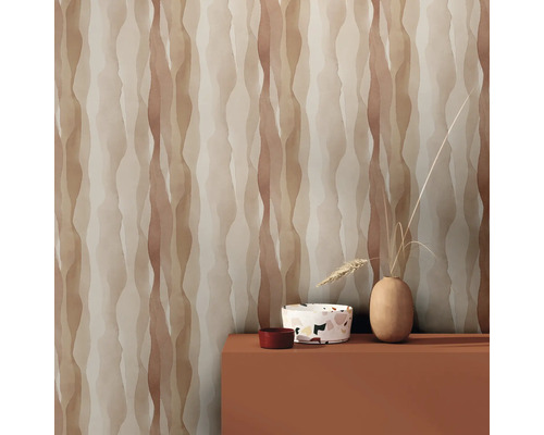 Wohnraum mit gemusterter Tapete und Dekorationsgegenständen auf einem Regal