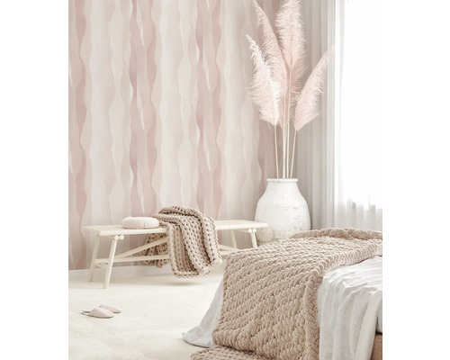 Helles Schlafzimmer mit Dekor, Bank und Tagesdecke