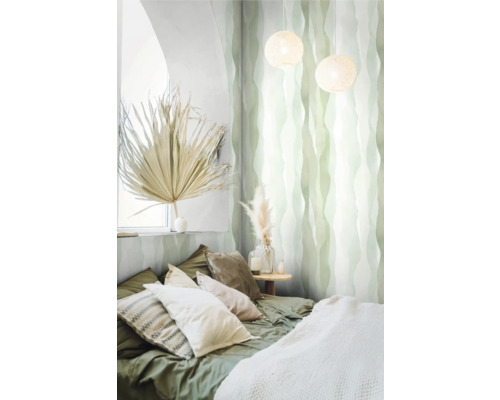 Schlafzimmer mit Bett, Kissen, Nachttisch, Dekoration und gemusterter Tapete.