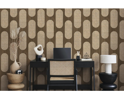 Büro mit Schreibtisch und Rattan-Tapete mit geometrischem Muster